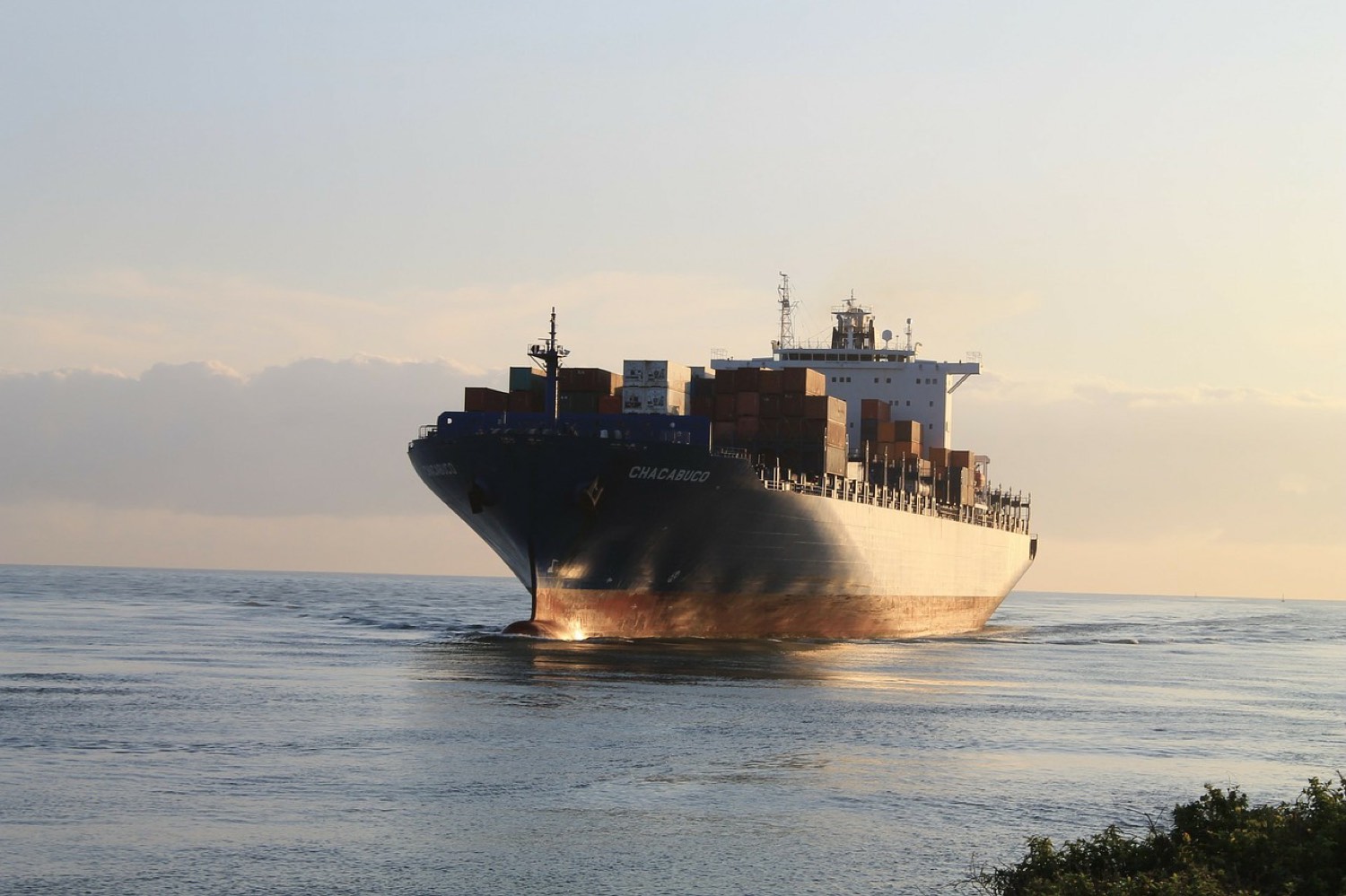 Navio de carga operando comércio internacional